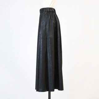 【NEW】 SACRA サクラ マキシスカート SYNTHETIC LEATHER SKIRT 124522122 BLACK　サイズ36|SACRA サクラ ロングスカート マキシ丈 シンセティックレザー 合皮 ブラック 黒 ワイドシルエット サイド