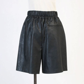 【NEW】 SACRA サクラ ショートパンツ SYNTHETIC LEATHER SHORTS 124522111 |SACRA サクラ ショートパンツ シンセティックレザー 合皮 ブラック 黒 ワイドシルエット 背面