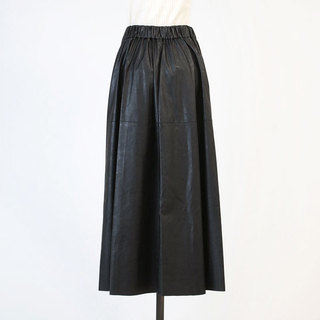 【NEW】 SACRA サクラ マキシスカート SYNTHETIC LEATHER SKIRT 124522122 BLACK　サイズ36|SACRA サクラ ロングスカート マキシ丈 シンセティックレザー 合皮 ブラック 黒 ワイドシルエット 背面