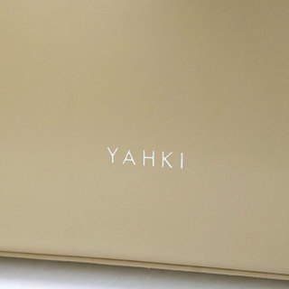 YAHKI ヤーキ ボストン型 2WAY ショルダーバッグ YH-655 BLACK(ブラック)|ヤーキ YAHKI バッグ ボストン 床革 ツヤ感 お洒落 軽い ストラップ 2WAY 普段使い 洗練 長財布入る ロゴ